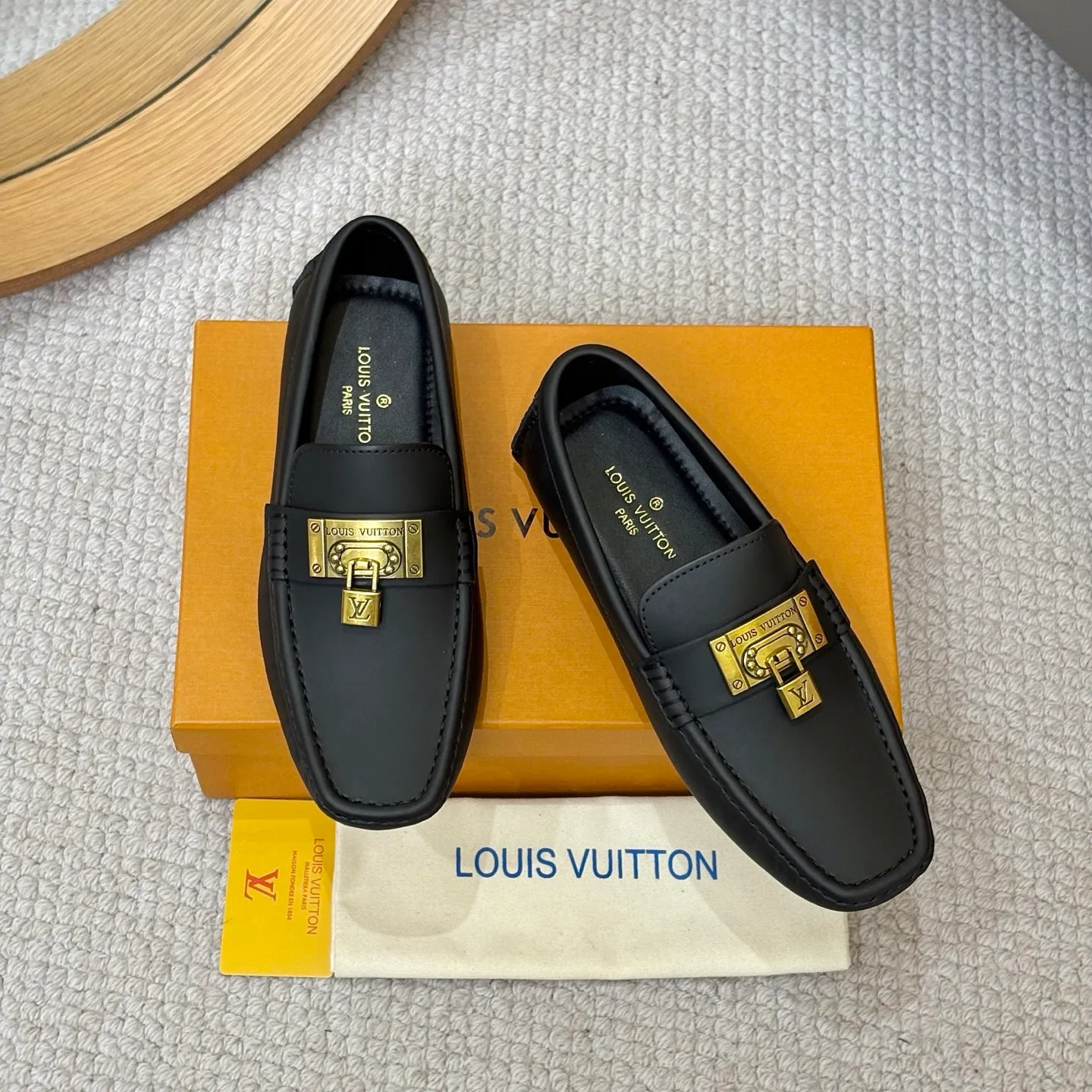 Men's men's shoes 💰420 (Yangli) LV 2⃣️0⃣️2⃣️5️⃣Spring and summer counter GLORIA series models ✈️Original factory special leather production, original last type. A classic driving slip-on casual shoe that shows an elegant style with exquisite craftsmanship details such as Monogram embossing all over the upper🌀Italian imported calfskin fabric Sheepskin foot pads➕Inside～Private mold replica sole Unique style Comfortable driving slip-on Size: 4-12 (38-46) Comes with [Counter packaging: original box, wrapping paper, card, instruction manual, shoehorn, cloth bag] No pressure to enter and leave the counter!